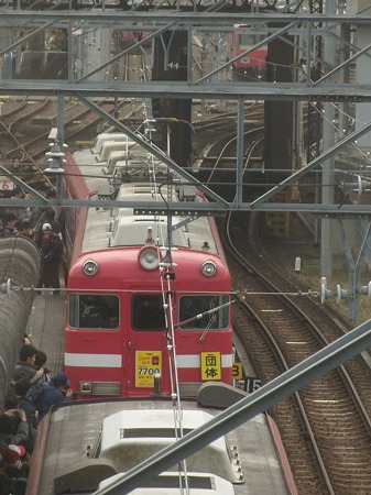 1番線に入線する7711F