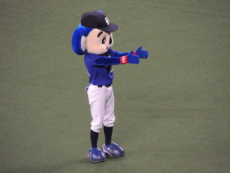 前ならえなドアラ。