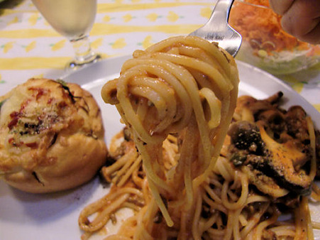 スパゲッティーにです。9分ゆでの一般的な麺ですね。<ディチェコ>