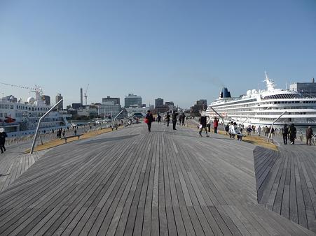 100322-大桟橋 客船2隻 (111)