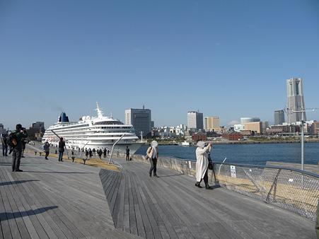 100322-大桟橋 客船2隻 (125)