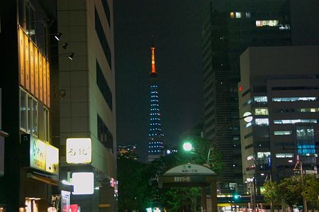浜松町から東京タワーを望む