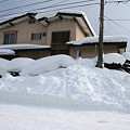 雪に埋もれる家
