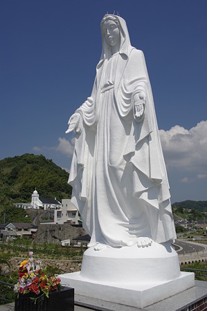 神の島のマリア像