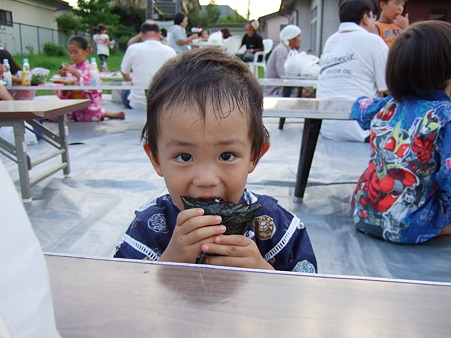 おにぎりモグモグ