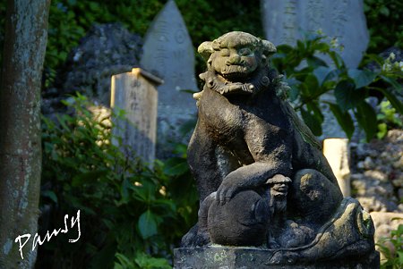 子を抱える狛犬・・