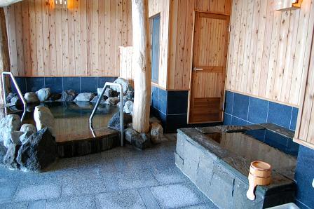 左から小浴槽、サウナ、水風呂