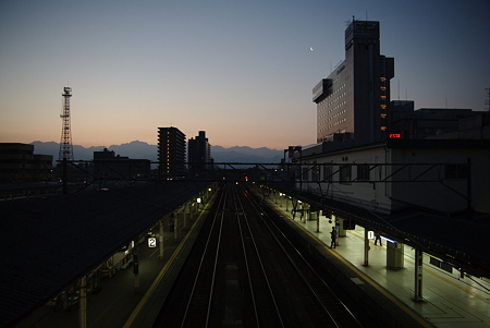 早朝の富山駅の跨線橋から