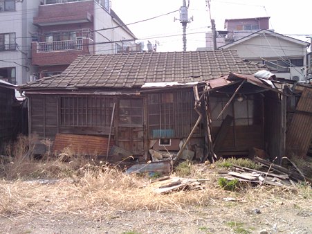 2010年3月13日 こっちが玄関。明らかに廃墟になって屋根もいくぶん歪んでいる。扉は開かない。 人の住まない家はよそよそしく、人を拒絶しているように感じる。東駒形