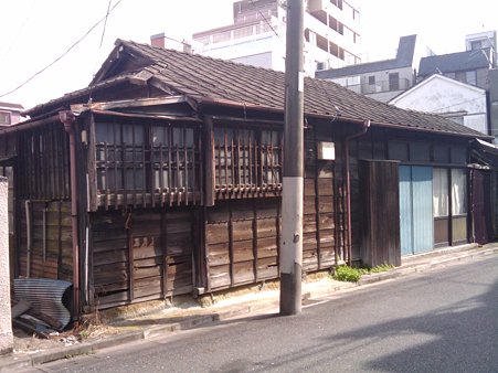 2010年3月13日 うわ～、こういう民家が都内にまだ残って・・ん？人の気配がないな。 東駒形