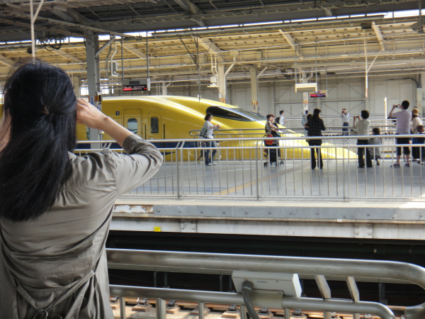 幸せの黄色い新幹線を撮る人の姿