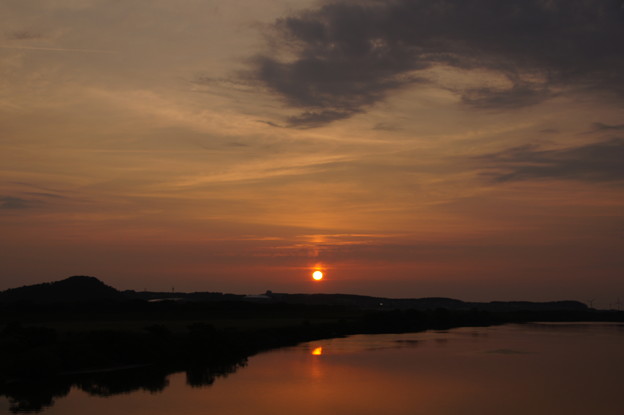 最上川と夕陽
